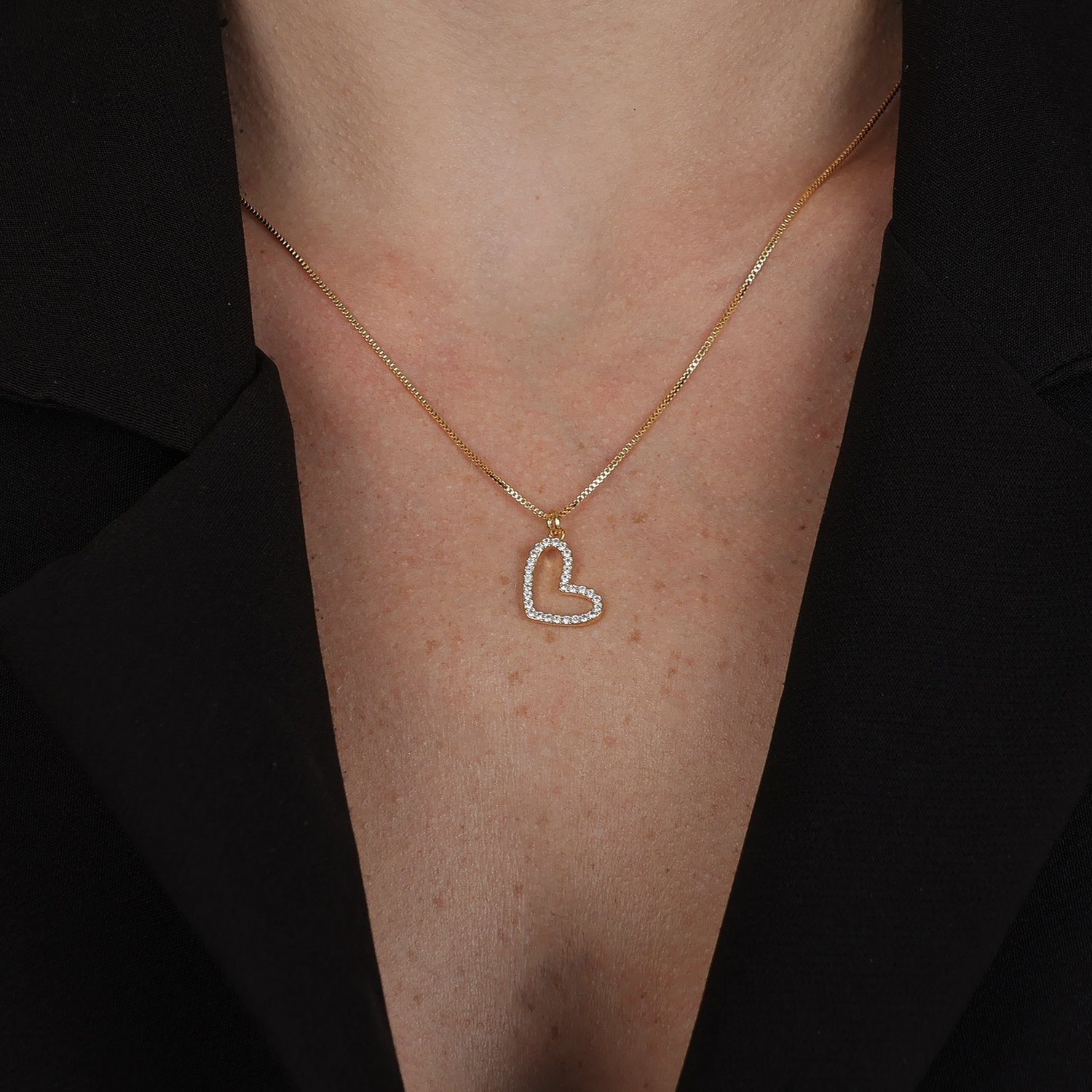 Colar Dourado de Coração Irregular Vazado com Zircônia Flore