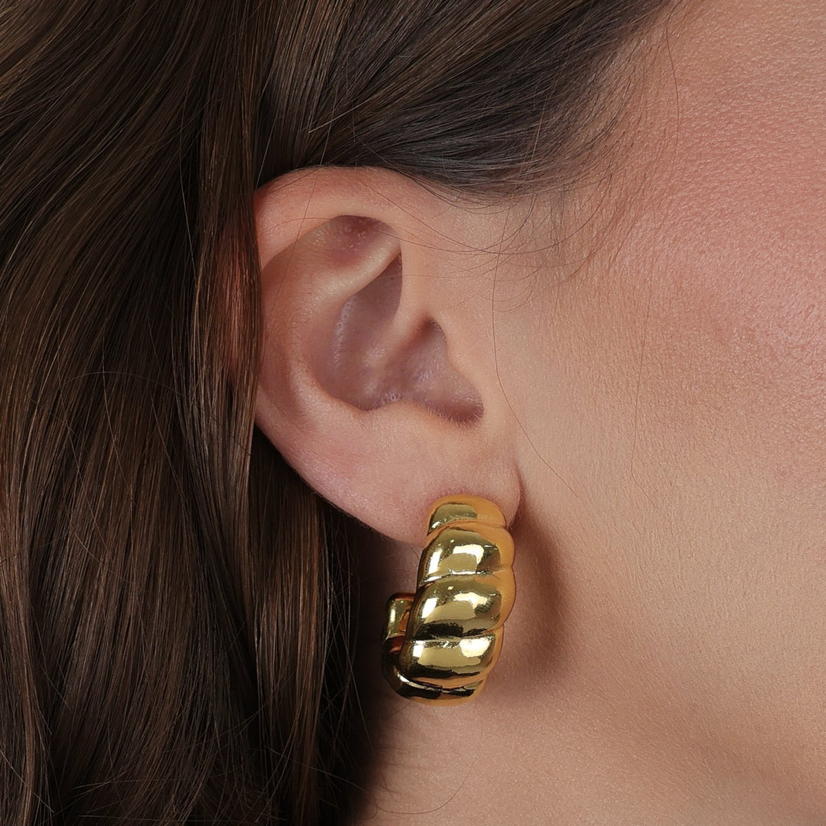 Brinco Dourado de Meia Argola Orgânico Arredondado Flore