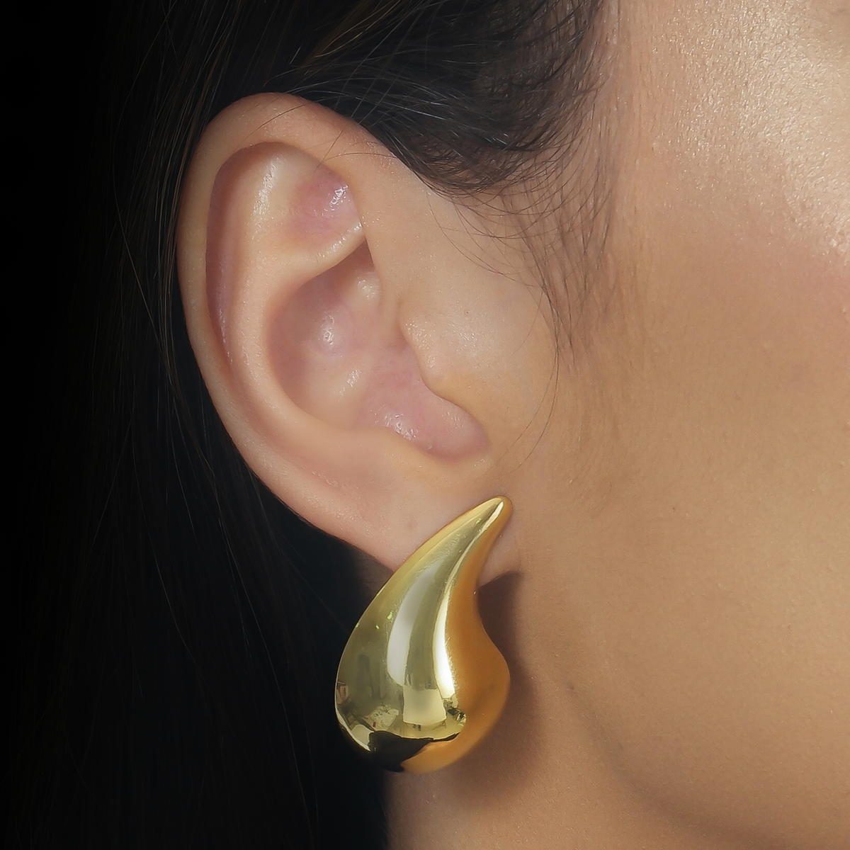 Brinco Dourado Gota Curvada Grande Flore