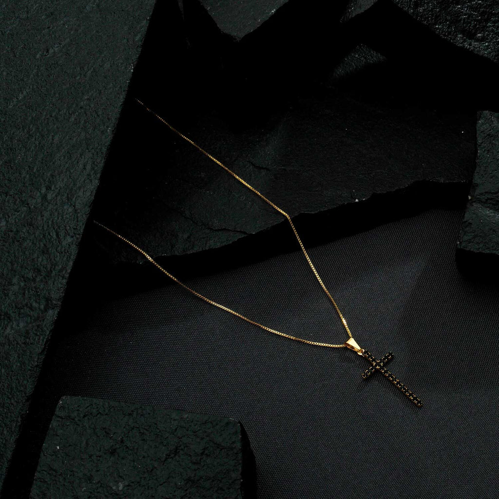 Colar Dourado de Cruz Cravejado de Pedra Natural Negra - Galeria