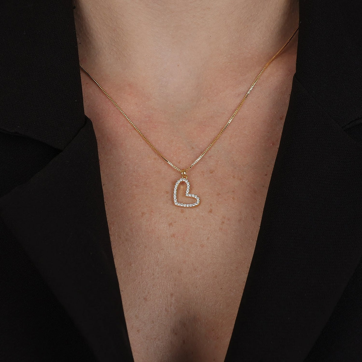 Colar Dourado de Coração Irregular Vazado com Zircônia Flore