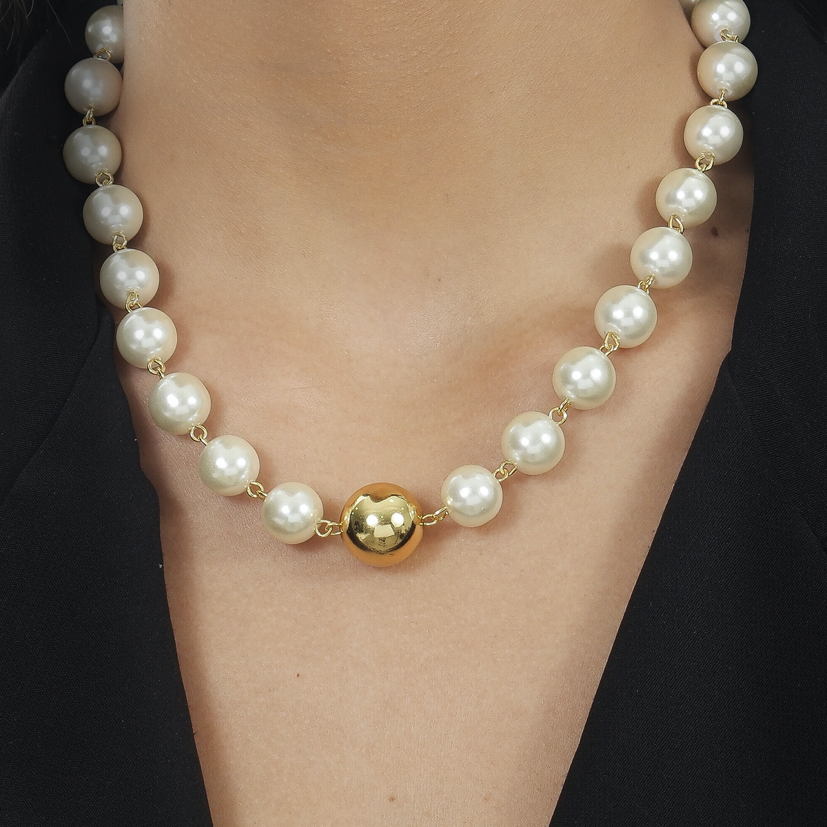 Colar Dourado de Pérolas e Bola Flore