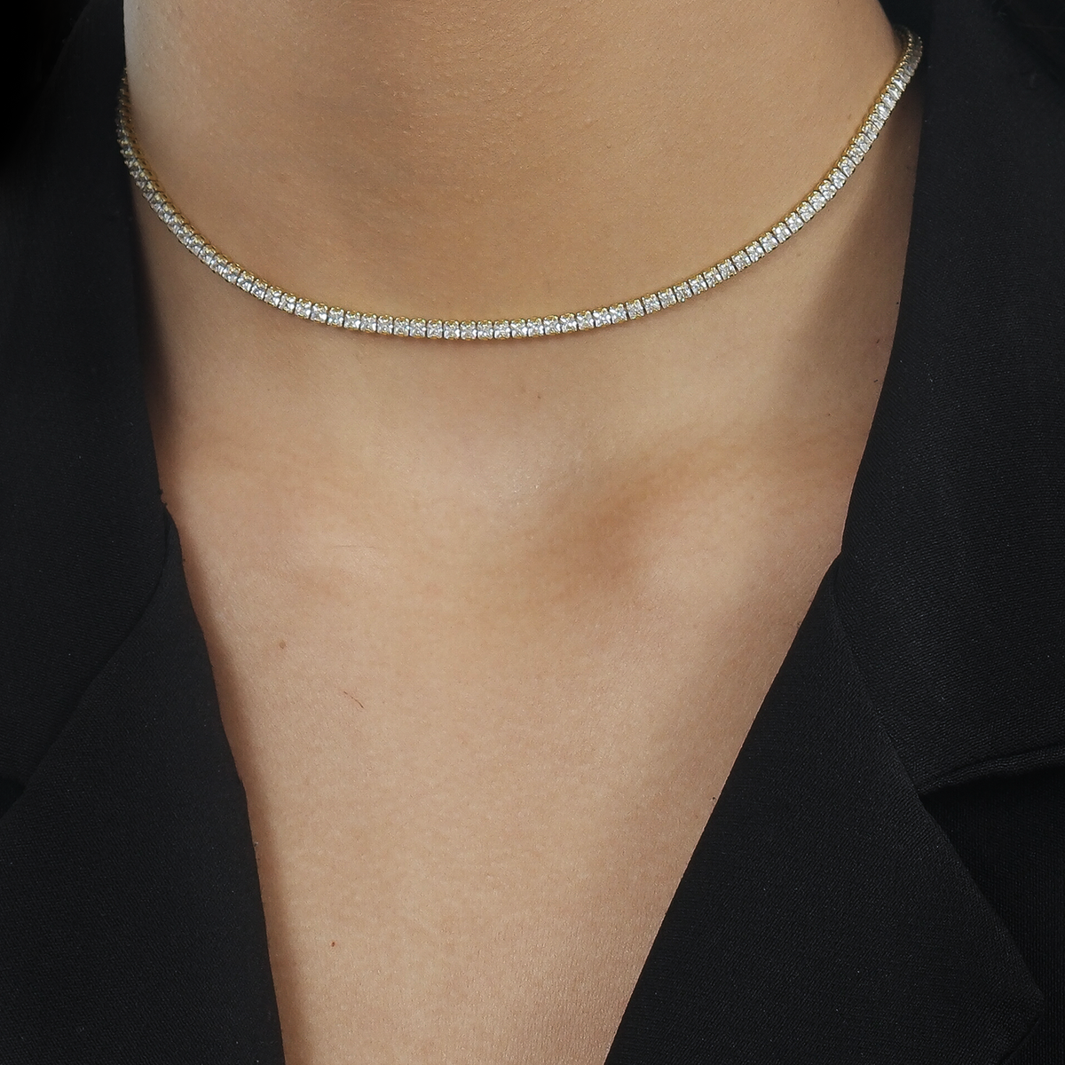 Colar Dourado Chocker Riviera Pedras Brancas Flore