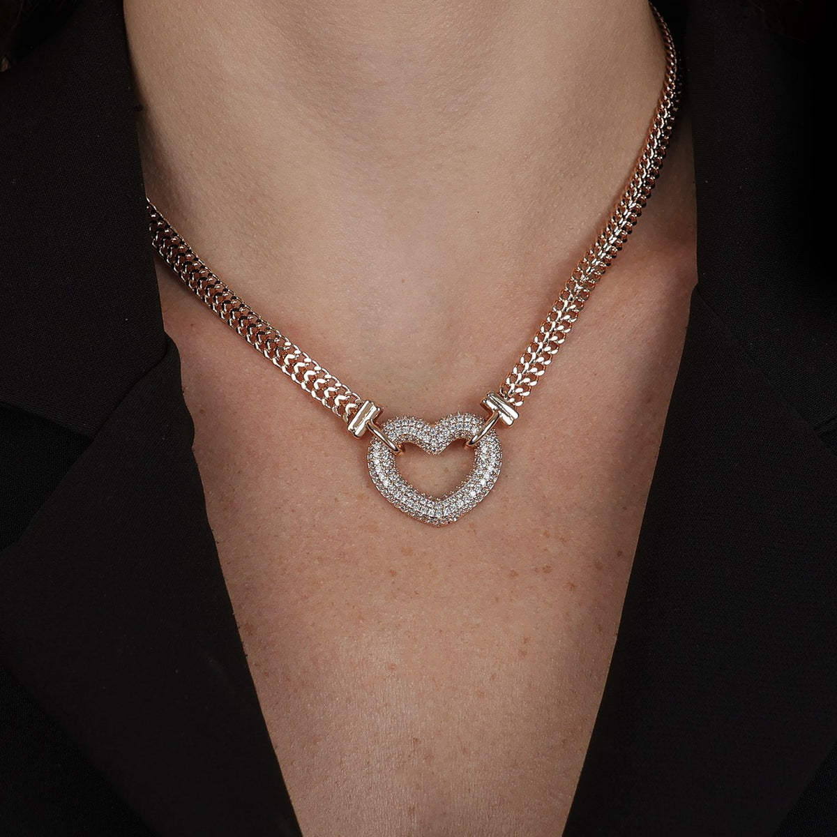 Chocker Dourada de Coração Vazado Crevejado com Zircônia Flore