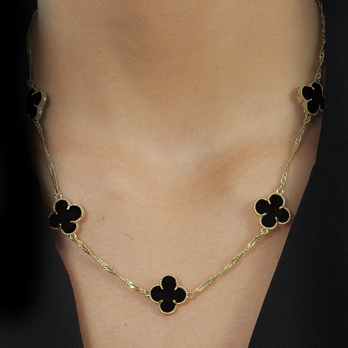 Colar Dourado 5 Trevos Preto Flore