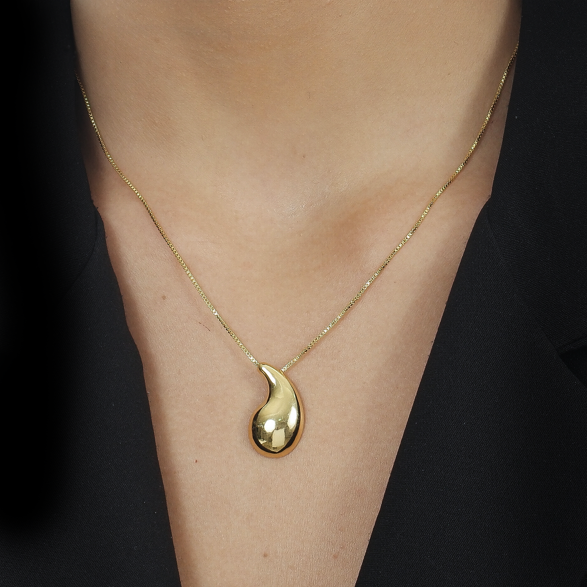 Colar Dourado de Gota Curvada Flore