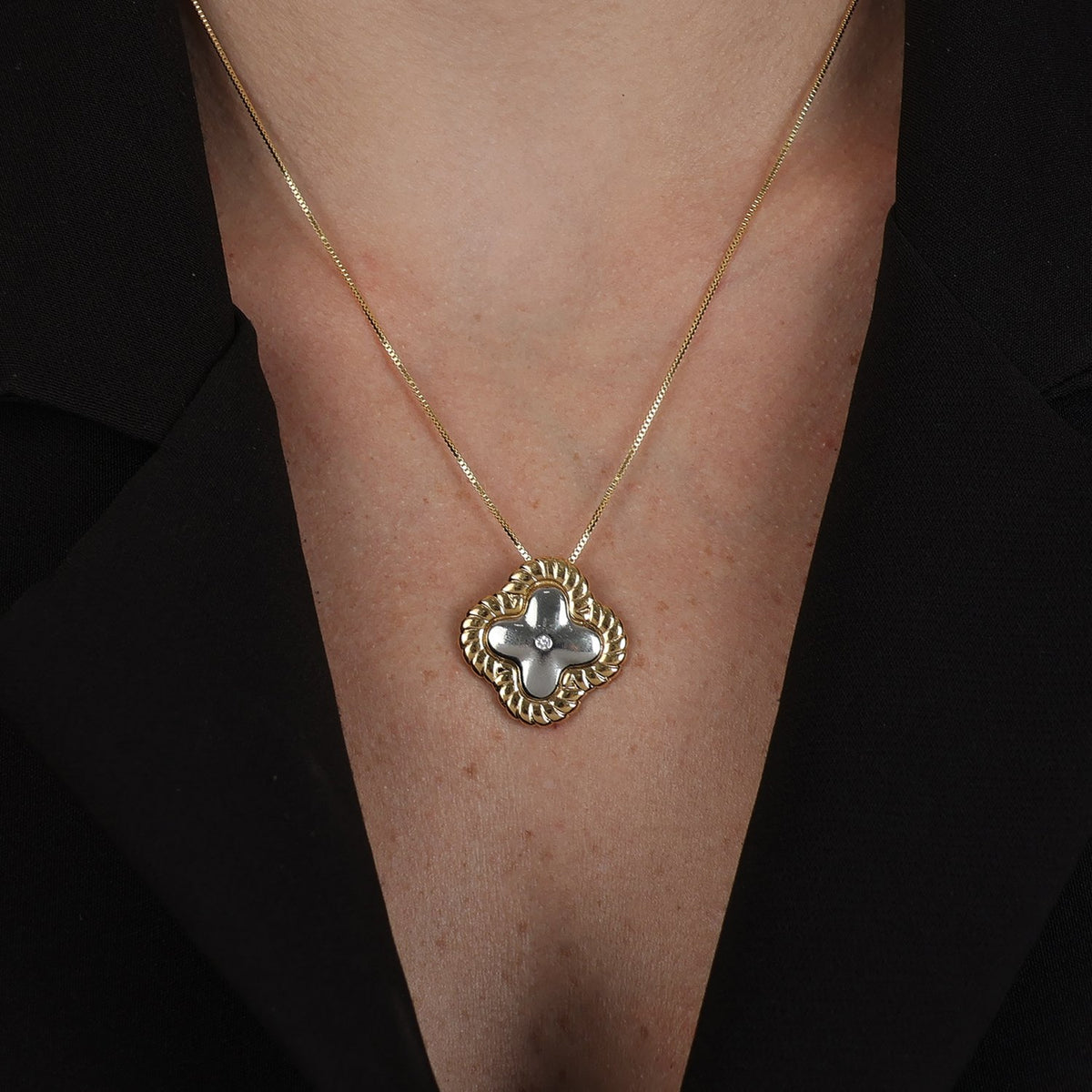 Colar Dourado e Prateado de Flor Flore