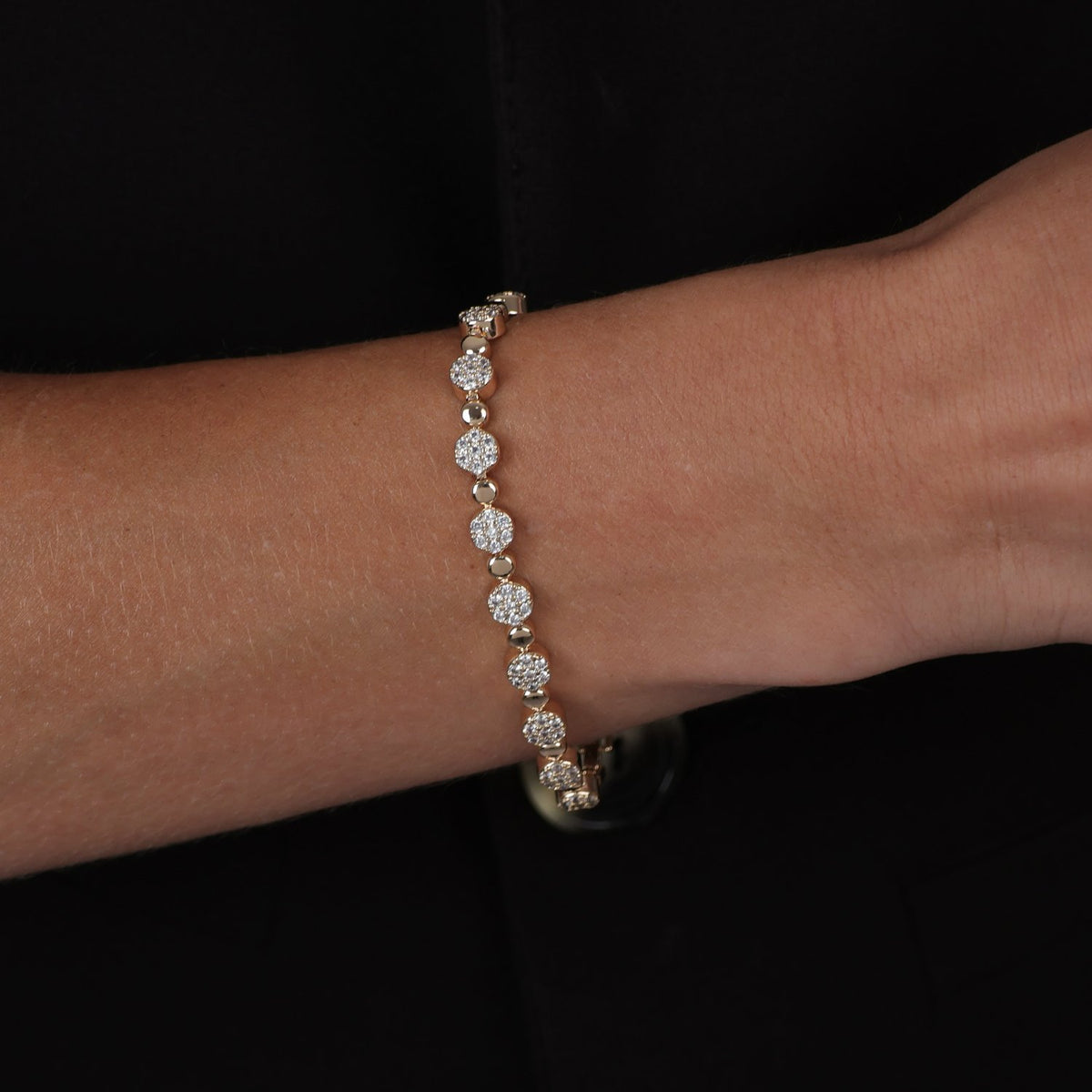 Pulseira Dourada de Circulos com Zircônia Flore