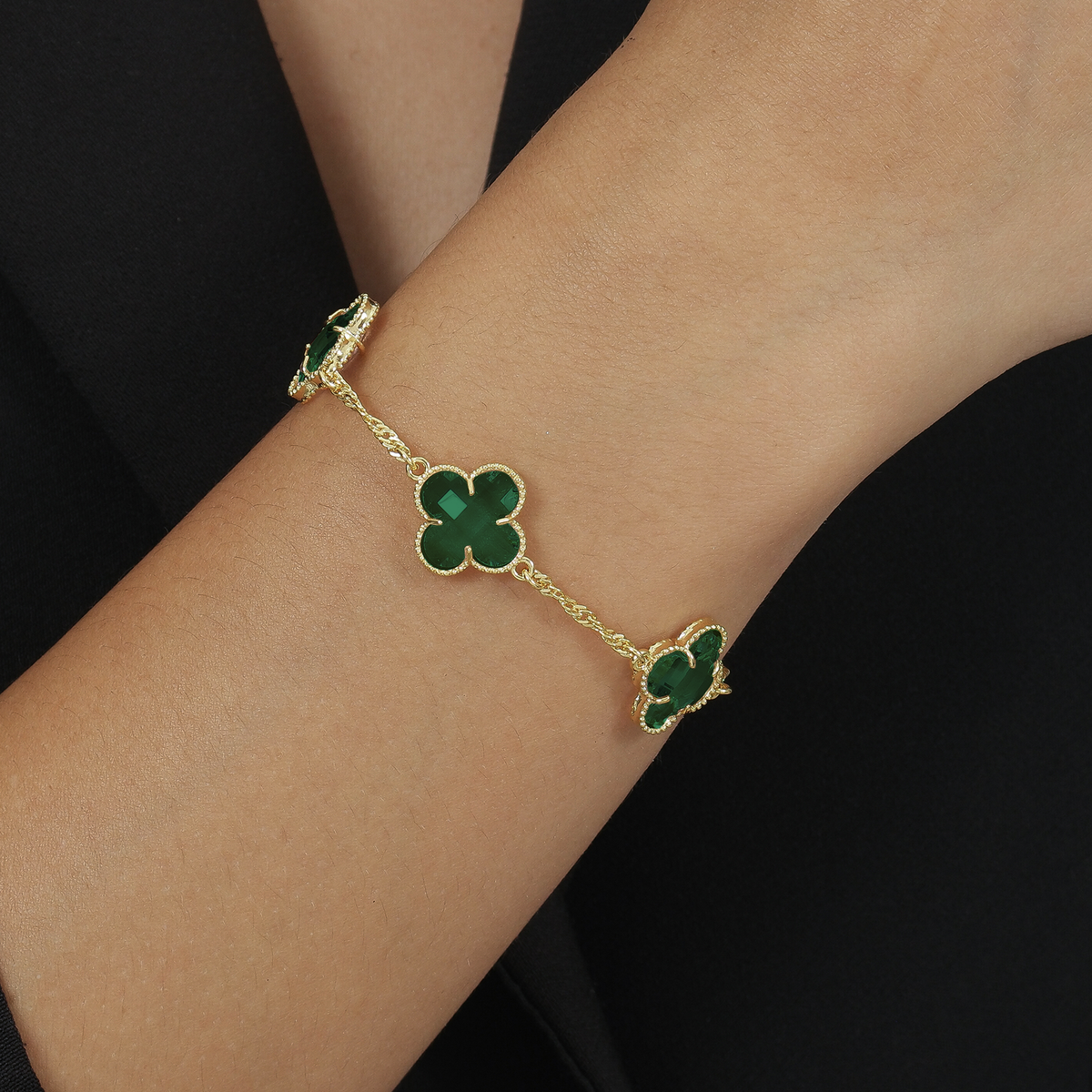 Pulseira Dourada Trevos Zircônia Verde Flore