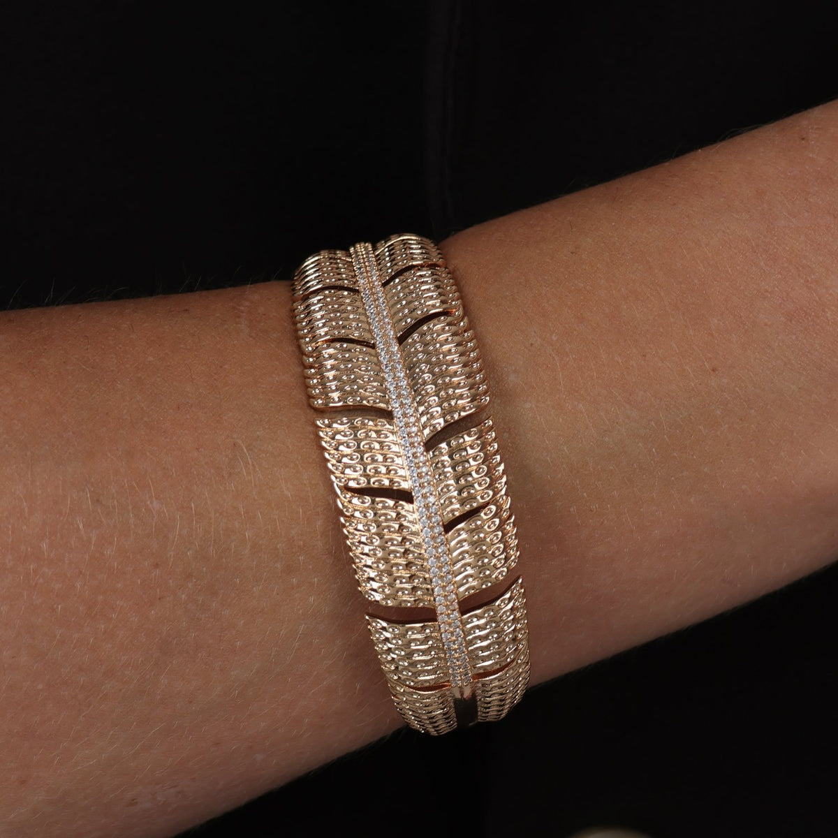 Bracelete Dourado de Pena Cravejado de Zircônia Flore