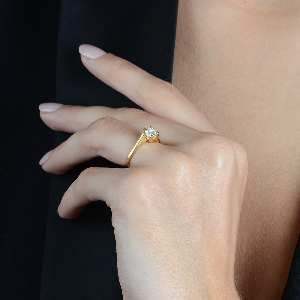 Anel Dourado Solitário com Pedra de Zircônia Pequena Flore
