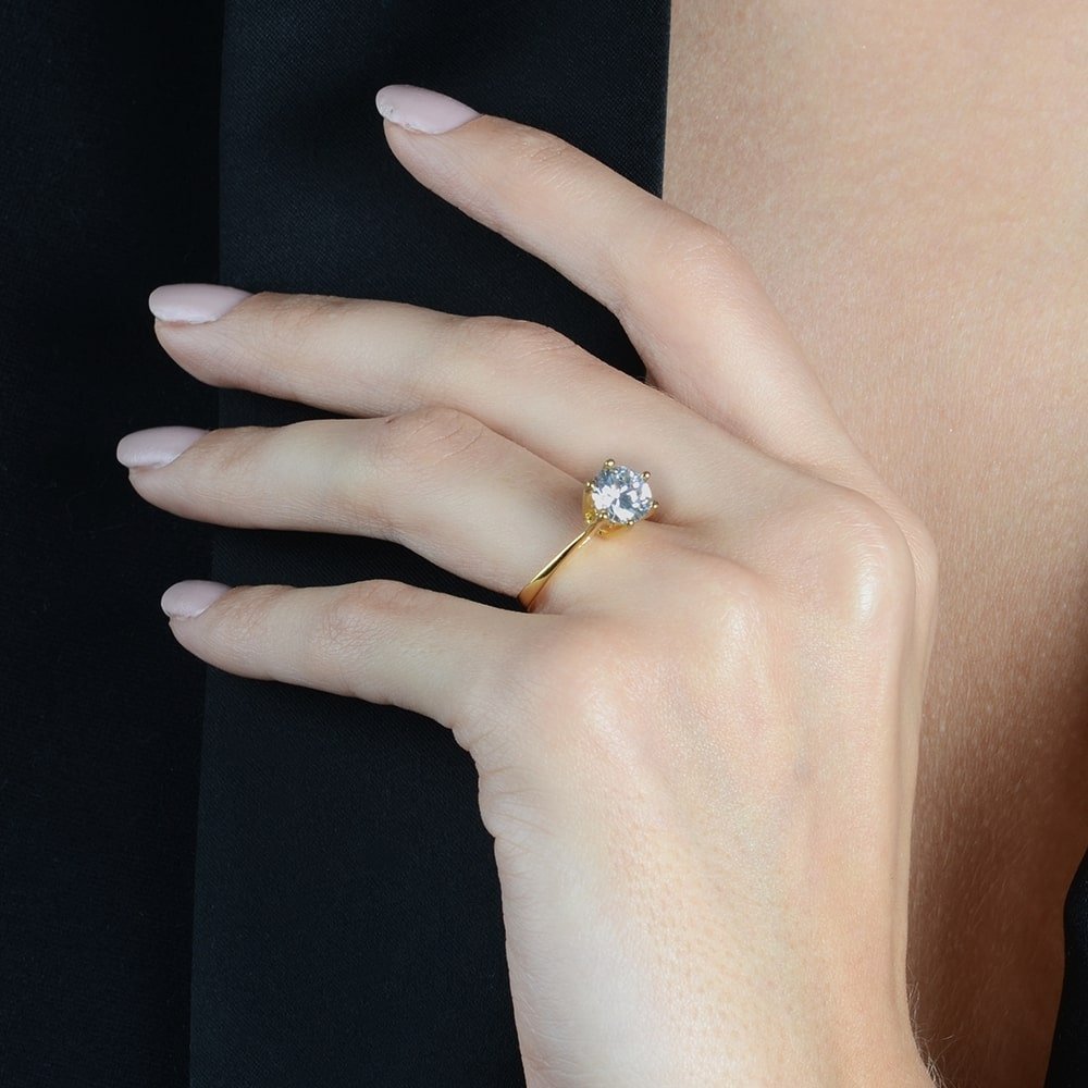 Anel Dourado Solitário com Pedra de Zircônia Flore