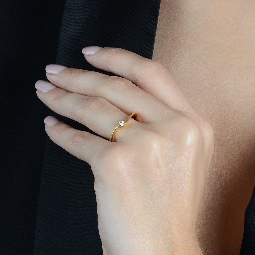 Anel Dourado Solitário Delicado com Zircônia Flore