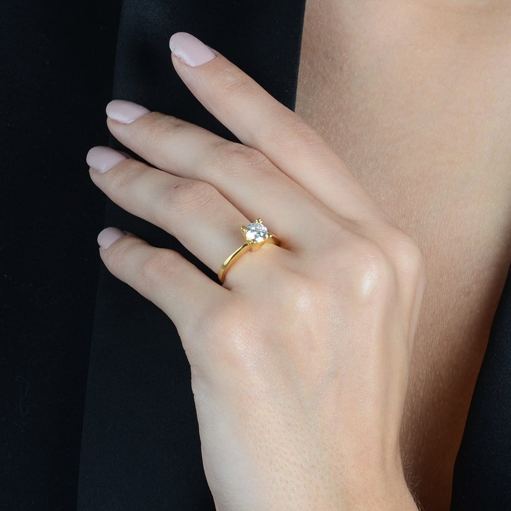 Anel Dourado Solitário com Pedra Zircônia Flore