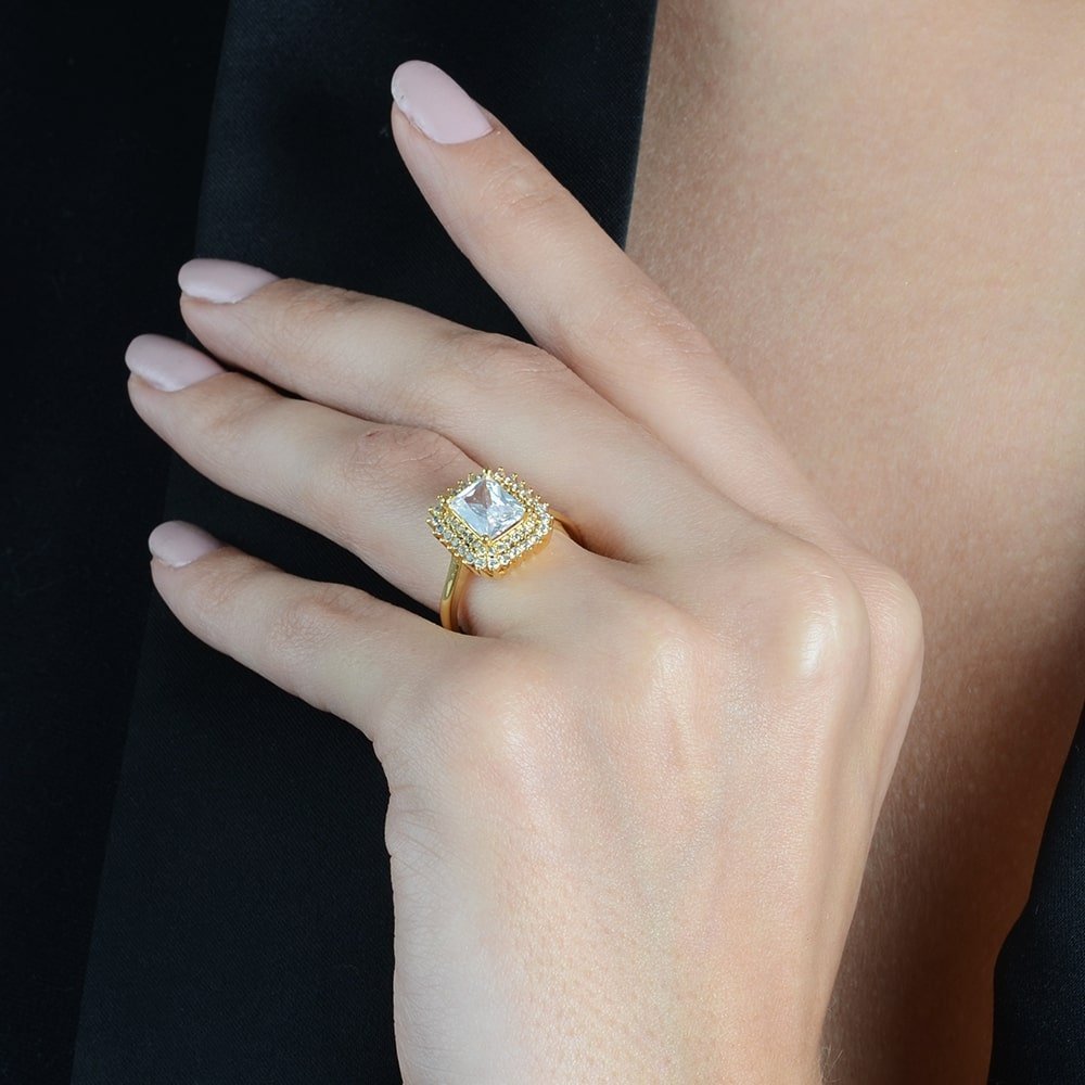 Anel Dourado Solitário com Zircônia Flore