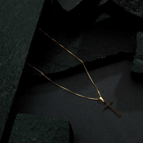 Colar Dourado de Cruz Cravejado de Pedra Natural Negra Flore