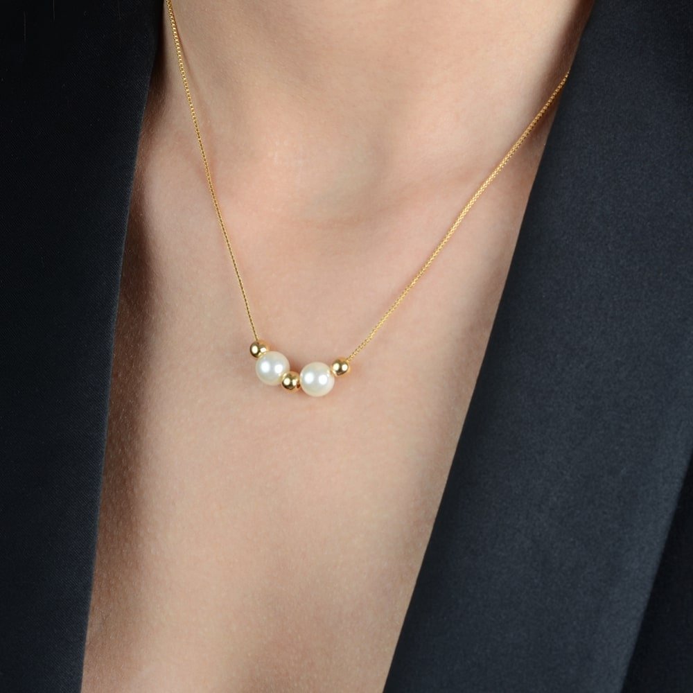 Colar Dourado de Pérolas e Esferas Flore