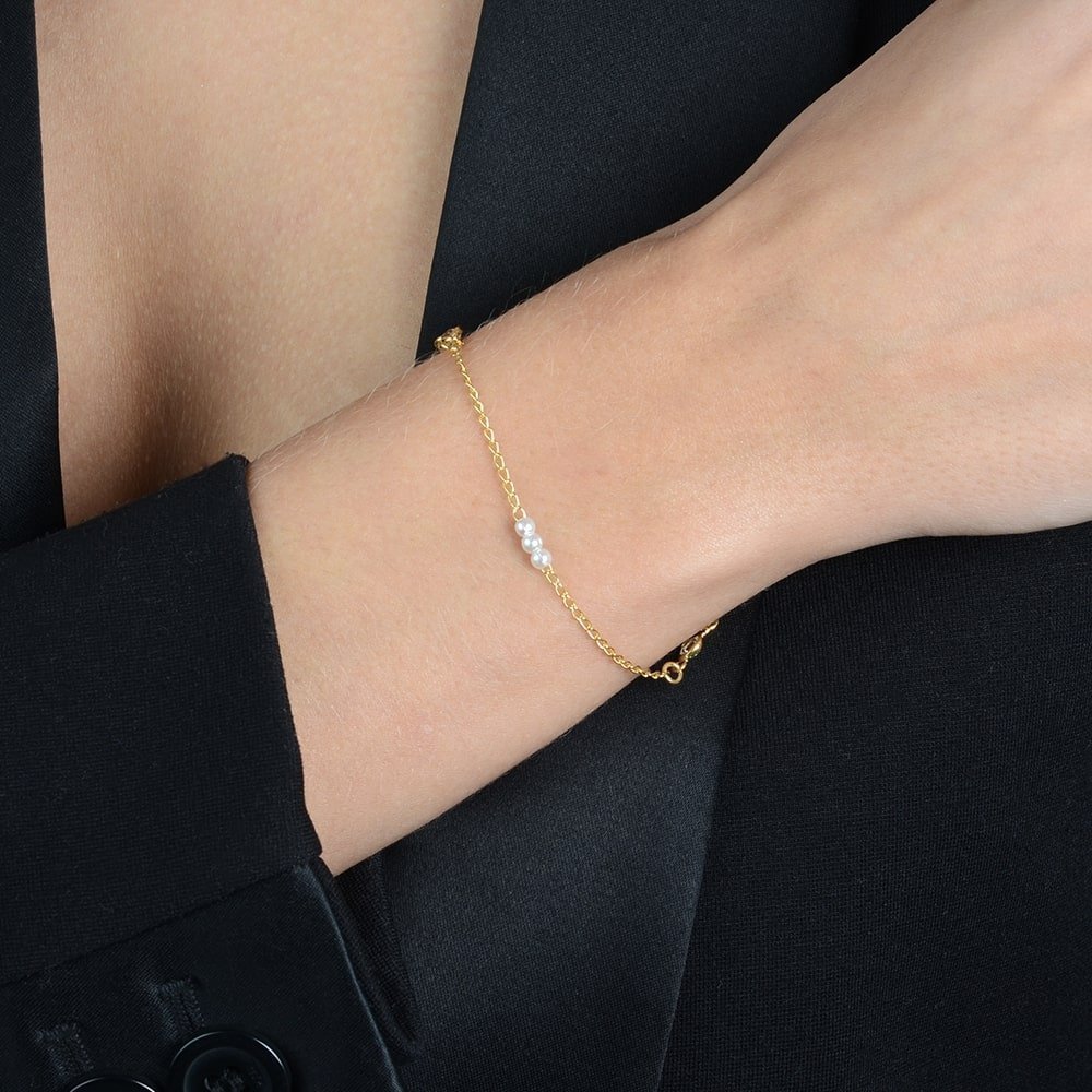 Pulseira Dourada de Pérolas com Ponto de Luz Flore