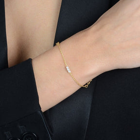 Pulseira Dourada de Pérolas com Ponto de Luz Flore
