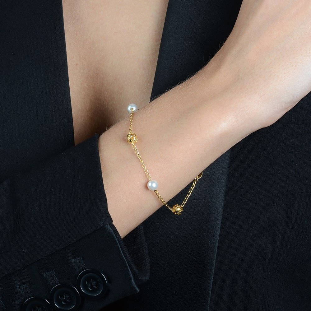 Pulseira Dourada de Pérolas e Esferas Vazadas Flore