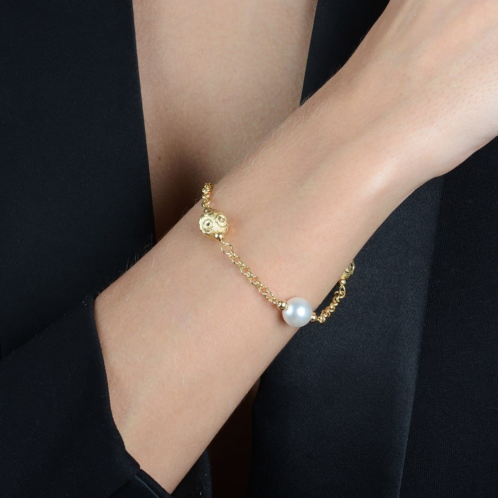 Pulseira Dourada Elo Português com Pérolas e Esferas Vazadas Flore