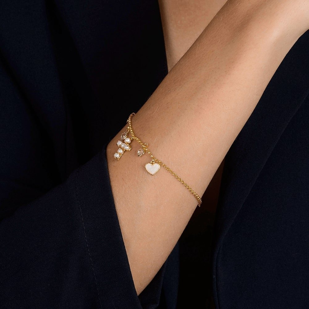 Pulseira Dourada Religiosa Cruz de Pérolas Coração Madrepérola Ponto de Luz Flore
